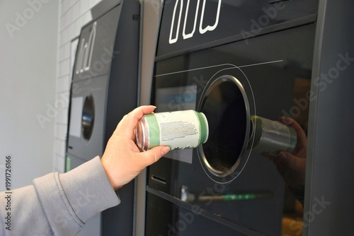 Canvastavla Returning empty cans to a supermarket recycling machine to reduce waste and reuse aluminum