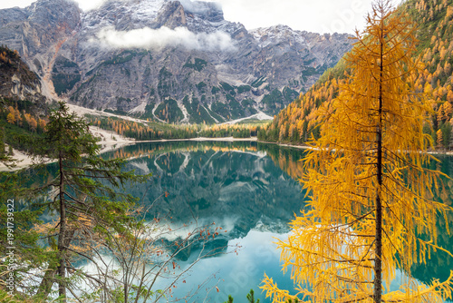 Foto Il lago alpino di Braies in autunno, in val Fusteria in provincia di Bolzano