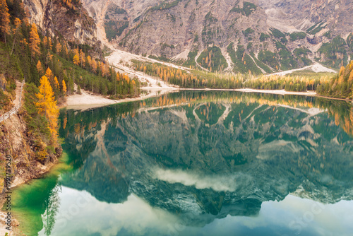 Tableau sur toile Il lago alpino di Braies in autunno, in val Fusteria in provincia di Bolzano