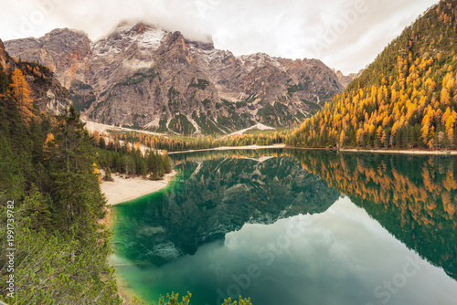 Foto Il lago alpino di Braies in autunno, in val Fusteria in provincia di Bolzano