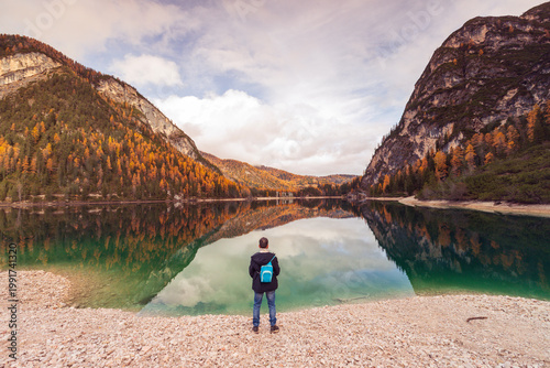 Photos Il lago alpino di Braies in autunno, in val Fusteria in provincia di Bolzano