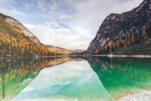 Foto Il lago alpino di Braies in autunno, in val Fusteria in provincia di Bolzano
