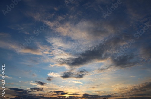 Foto beautiful evening sky with layered clouds illuminated by warm sunset light soft