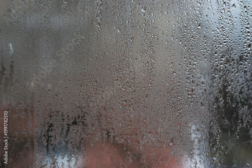 Fotografía Wet glass covered by moisture and flowing water streaks