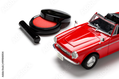 ミニカーと印鑑で表す契約手続きのイメージ