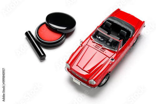 ミニカーと印鑑で表す契約手続きのイメージ