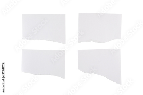 Trozos de hoja de papel para notas de color blanco rasgado