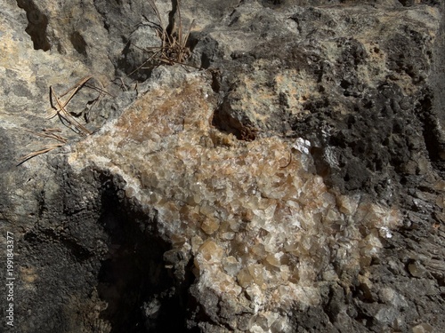 Foto Rough grey stone with a sparkling calcite vein and crystalline cluster exposed i