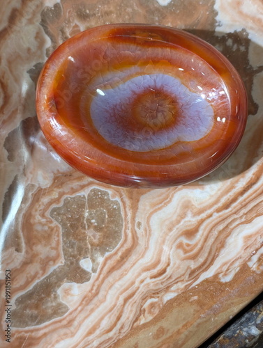 Foto Vibrant Agate Bowl with Eye Pattern on Onyx