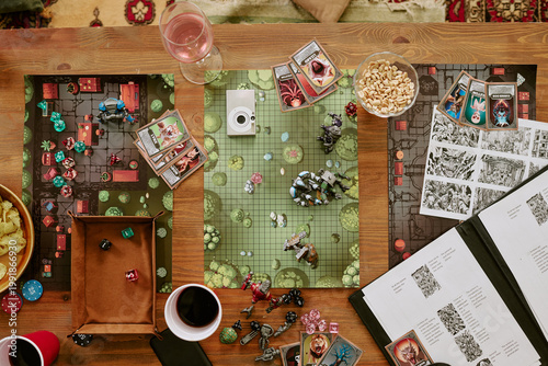Foto Overhead shot of tabletop roleplaying game setup displaying miniatures, dice, ca