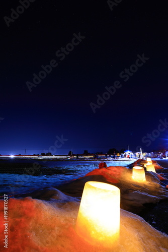 冬夜に打ち上げ花火が上がる
