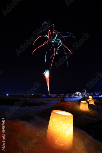 冬夜に打ち上げ花火が上がる