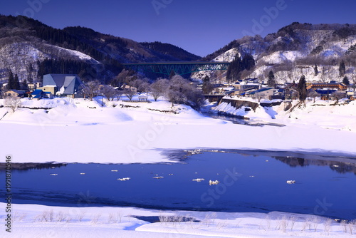 朝陽に染まる樹氷と川霧