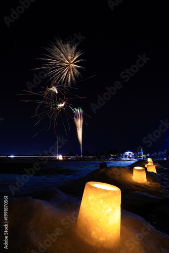 冬夜に打ち上げ花火が上がる