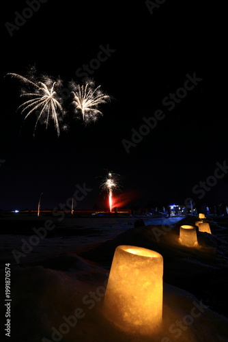 冬夜に打ち上げ花火が上がる