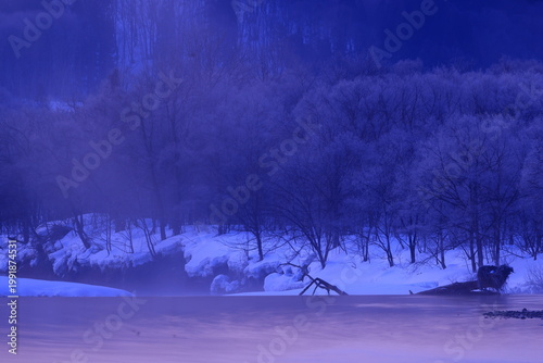 川霧立ち込める朝