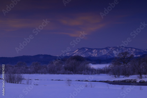 川霧立ち込める朝