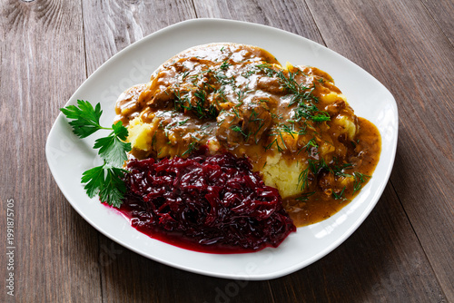 gulasz wieprzowy z ziemniakami i surówką z buraków