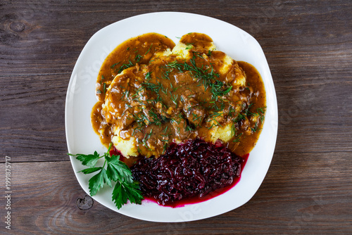 gulasz wieprzowy z ziemniakami i surówką z buraków