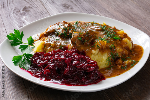 gulasz wieprzowy z ziemniakami i surówką z buraków