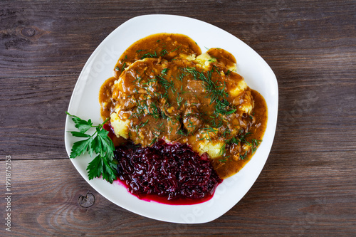 gulasz wieprzowy z ziemniakami i surówką z buraków