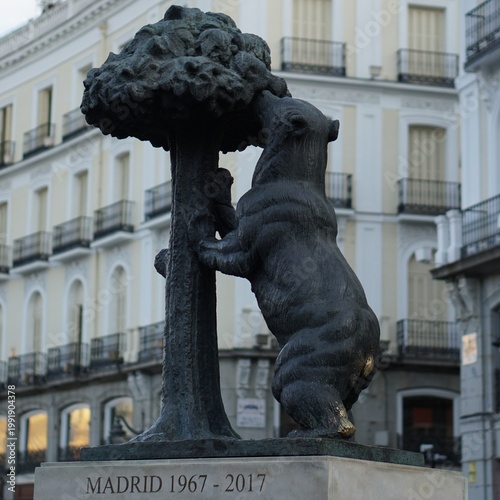 Bild auf Leinwand El Oso y el Madroño Bronze Bear Statue Puerta del Sol Madrid Symbol