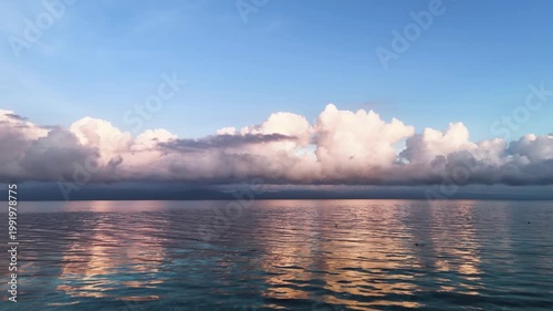 뭉게구름이 피어오르는 열대 바다 