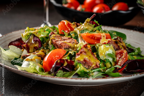 Fotografía Close up fresh salad with grilled meat and dressing