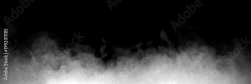 Foto White fog and smoke rising from the bottom on a black background, creating an atmospheric mist texture ideal for visual effects, cinematic scenes, overlays, graphic design