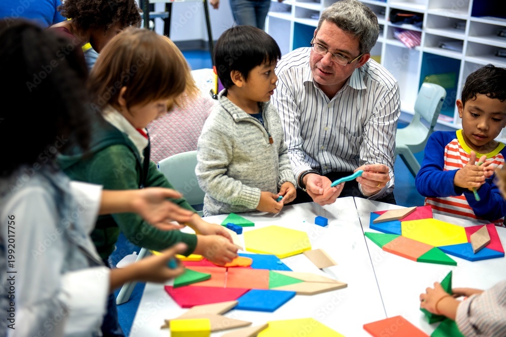 Obraz premium Children learning with geometric shapes.