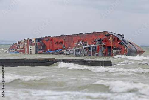 Fotografie A landscape shot of a shipwrecked tanker near the coast of Odesa, a reminder of a past maritime disaster