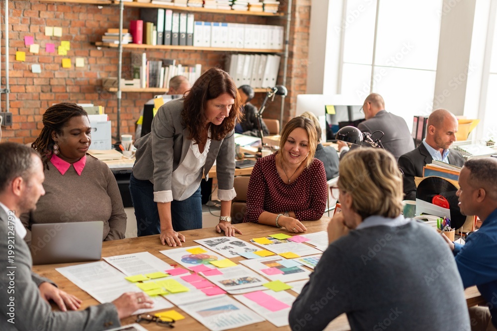 Obraz premium Collaborative office meeting with teamwork