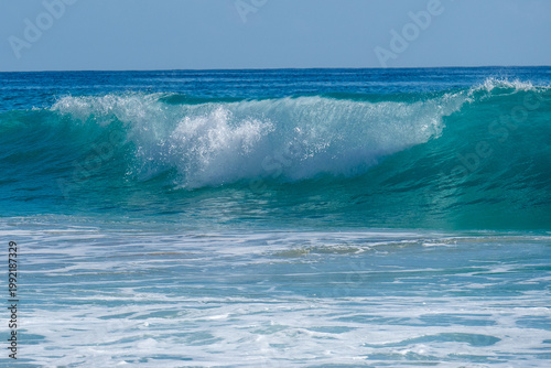 hohe Wellen durch Wind am Strand von Jandia auf Fuerteventura, kanarische Inseln