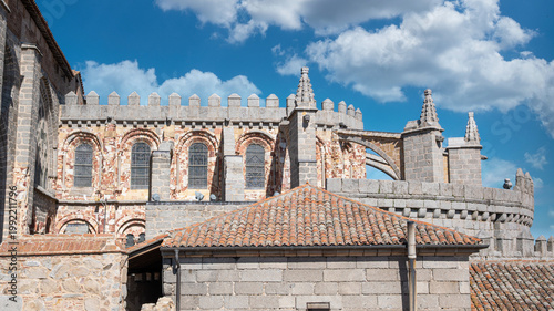 Contrafuertes y arquitectura gótica en la catedral siglo XII de Avila, España. Vista desde el adarve de las murallas medievales de la ciudad. Con cielo editado