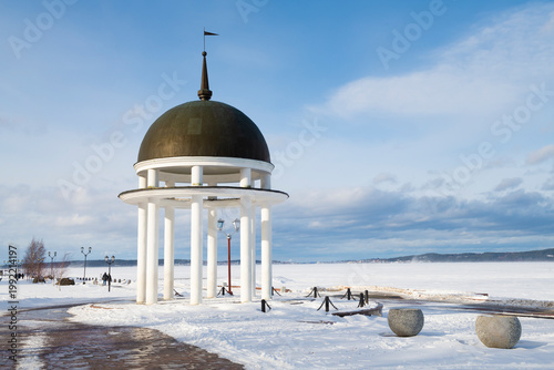 Foto View of the Rotunda on the embankment of Onega lake on a sunny March day