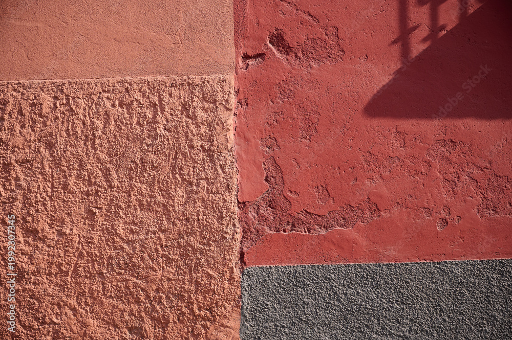 Fototapeta premium The image captures a textured wall in San Miguel de Allende, Guanajuato, under sunlight, revealing aged plaster and shadow patterns.