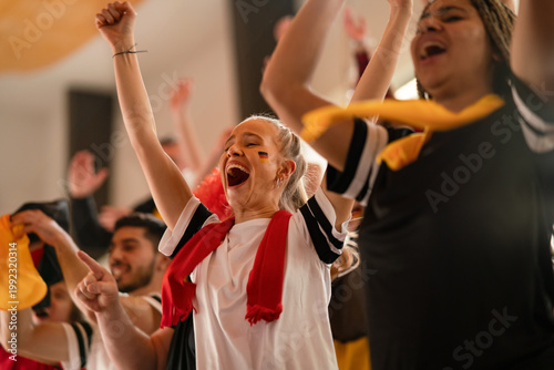 Cuadro en lienzo Young German football fans celebrating their team's victory at stadium