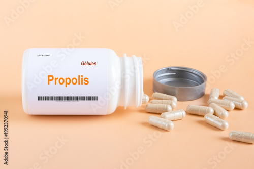Propolis. Flacon de gélules.  Phytothérapie.