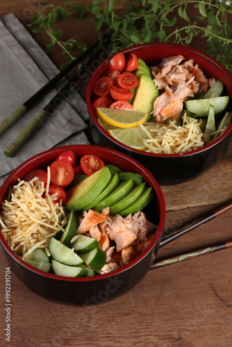 tigela com arroz, vegetais, avocado, peixe no estilo oriental tipo poke