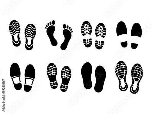 Conjunto de huellas de persona. Siluetas negras de huellas de humano con zapatos, botas, tenis, suelas y huellas de pies descalzos. Ilustración vectorial aislada en blanco. Íconos de huellas humanas