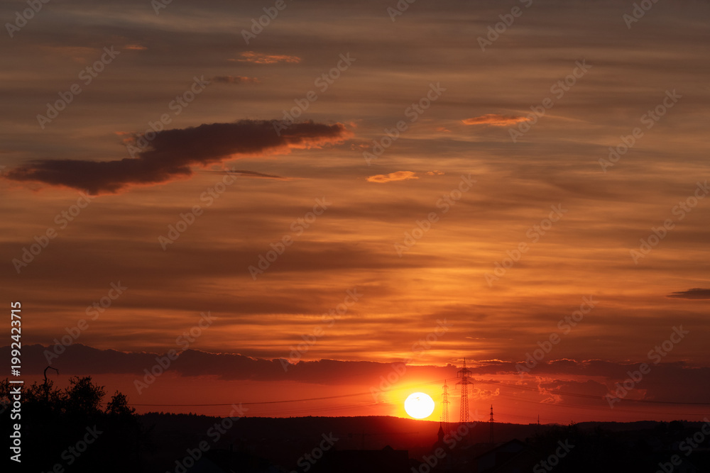Obraz premium Strommasten einer Überlandleitung im Sonnenuntergang