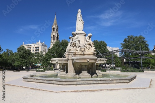 La fontaine Pradier, fontaine monumentale en marbre sur l'esplanade Charles de Gaulle, ville de Nîmes, département du Gard, France
