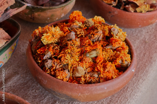 FLORES DE CEMPASUCHITL SECAS EN TAZON DE BARRO