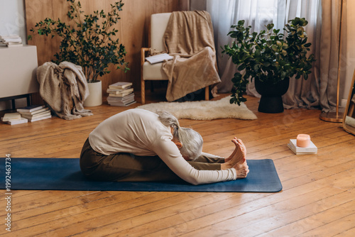 Tableau sur toile Practitioner grips bare toes softening shoulders as deepening hamstring stretch