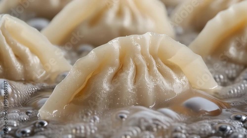 泡の海から縁が立ち上がる餃子のひだを接写で描写