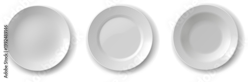 白い陶器プレート3種類の俯瞰ビュー シンプルで清潔感のある食器セット 飲食店やメニュー表に最適な背景素材