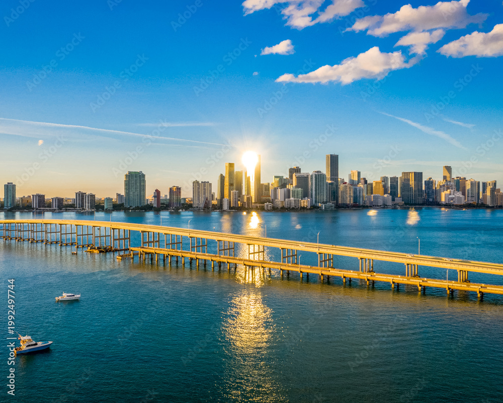 Fototapeta premium Sunkissed Miami Skyline