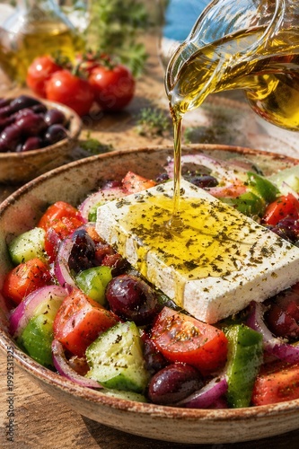 Choriatiki Bauernsalat mit Olivenöl in Nahaufnahme
Choriatiki Bauernsalat mit großem Feta-Block, Tomaten, Gurke, Oliven und roten Zwiebeln wird mit Olivenöl verfeinert.
