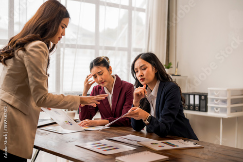 Cuadro en lienzo Businesswomen discussing negative financial report in office meeting