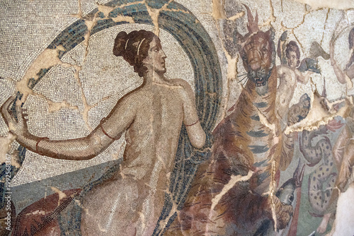 Fotografía Vibrant Greek mosaic with fine tesserae in the Timgad Museum — finer detail than